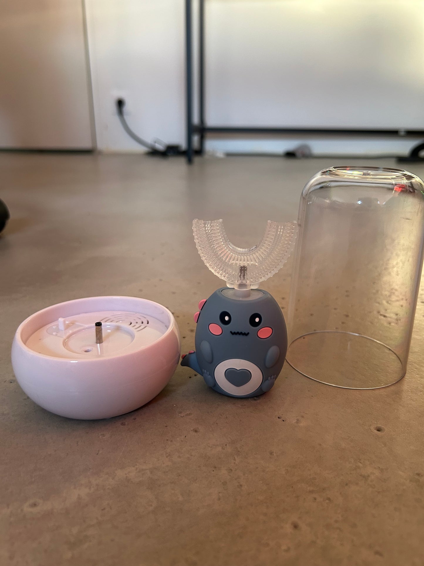 🛡️ Station 3-en-1 : Charge, Range et Stérilise pour Brosse à Dents Électrique 360°
